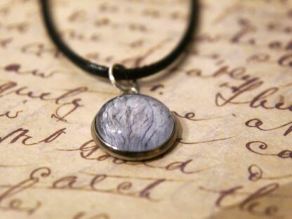 Cabochon-Anhänger mit echter blau-grauer Hortensie, Edelstahlfassung – Zart und elegant (12 mm) – Bild 4