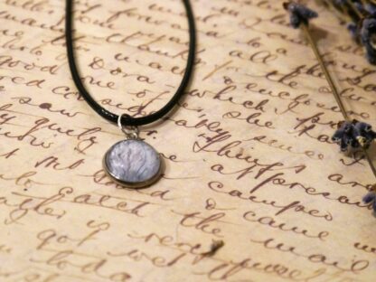 Cabochon-Anhänger mit echter blau-grauer Hortensie, Edelstahlfassung – Zart und elegant (12 mm) – Bild 3