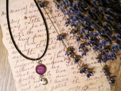 Cabochon-Anhänger mit rosa Rosenblüte und Herz-Charm