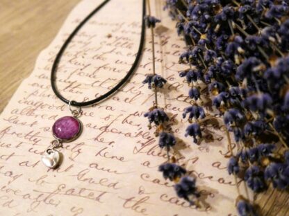 Cabochon-Anhänger mit rosa Rosenblüte und Herz-Charm