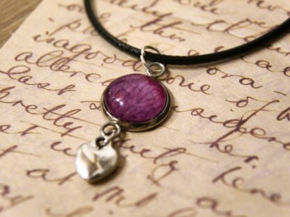 Cabochon-Anhänger mit rosa Rosenblüte und Herz-Charm
