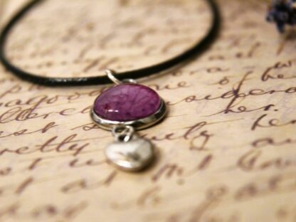 Cabochon-Anhänger mit rosa Rosenblüte und Herz-Charm