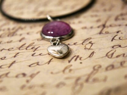 Cabochon-Anhänger mit rosa Rosenblüte und Herz-Charm