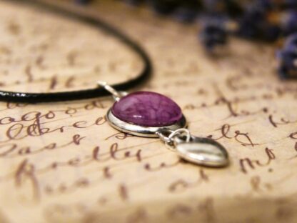 Cabochon-Anhänger mit rosa Rosenblüte und Herz-Charm