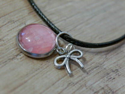 Detailaufnahme Cabochon-Anhänger mit rosa Rosenblüte und einem Schleifen-Charm