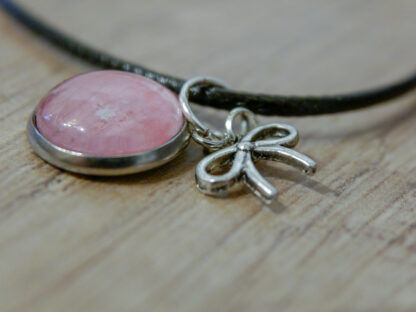 Detailaufnahme Cabochon-Anhänger mit rosa Rosenblüte und einem Schleifen-Charm