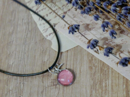 Cabochon-Anhänger mit rosa Rosenblüte und einem Sc