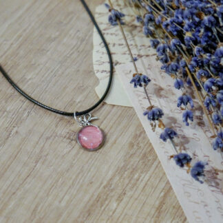 Cabochon-Anhänger mit rosa Rosenblüte und einem Schliefen-Charm