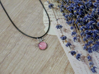 Cabochon-Anhänger mit rosa Rosenblüte und einem Schliefen-Charm