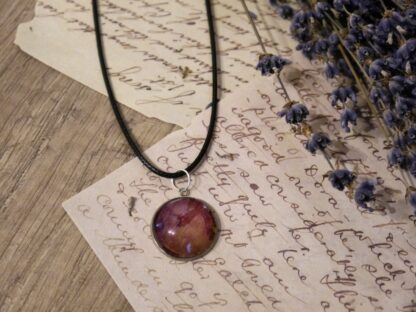 Cabochon Anhänger mit dunkleroter Rosenblüte