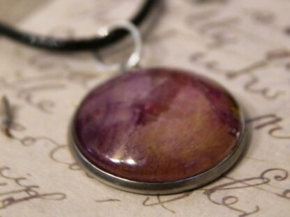 Cabochon-Anhänger mit dunkleroter Rosenblüte, Edelstahlfassung – Elegantes Natur-Schmuckstück (20 mm) – Bild 2