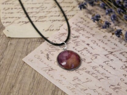 Cabochon-Anhänger mit dunkleroter Rosenblüte, Edelstahlfassung – Elegantes Natur-Schmuckstück (20 mm) – Bild 3