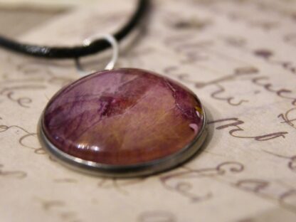 Cabochon Anhänger mit dunkleroter Rosenblüte