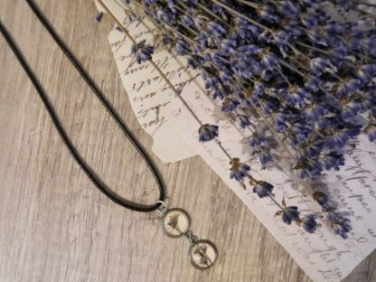Zweiteiliger Cabochon-Anhänger aus Edelstahl mit echten Vergissmeinnicht-Blüten auf antikem Briefpapier – Bild 2