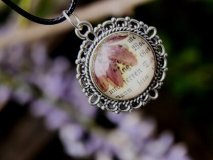 Vintage Cabochon-Anhänger mit echter Blüte & antikem Schriftfragment