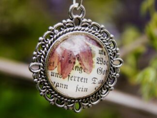 Cabochon-Anhänger mit echter Blüte & antikem Schriftfragment im Vintagestil