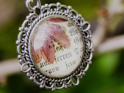 Cabochon-Anhänger mit echter Blüte & antikem Schriftfragment im Vintagestil – 20 mm Glascabochon in floraler Fassung – Bild 3