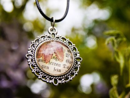 Cabochon-Anhänger mit echter Blüte & antikem Schriftfragment im Vintagestil – 20 mm Glascabochon in floraler Fassung – Bild 2