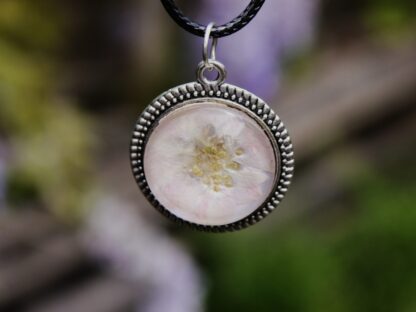 Kirschblüten-Cabochon-Anhänger – 20 mm Glascabochon in silberfarbener Fassung (25 mm Ø), handgefertigt mit echter Blüte – Bild 3