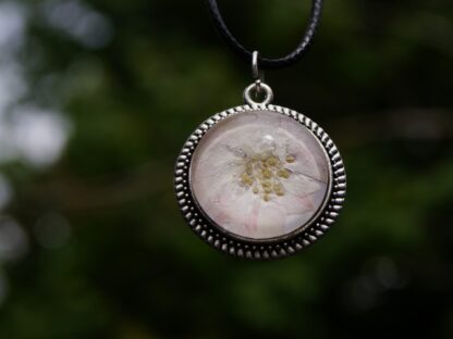 Kirschblüten-Cabochon-Anhänger – 20 mm Glascabochon in silberfarbener Fassung (25 mm Ø), handgefertigt mit echter Blüte – Bild 2