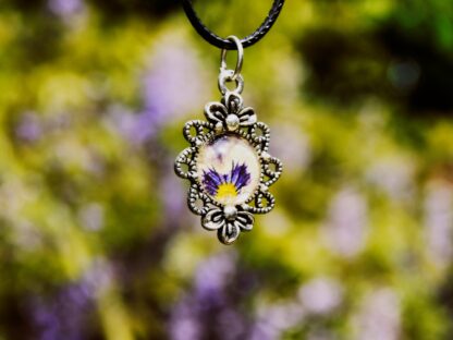 Veilchen-Anhänger mit 12 mm Glascabochon – florales Design mit echter Blüte, silberfarbene Fassung (30 × 20 mm) – Bild 5