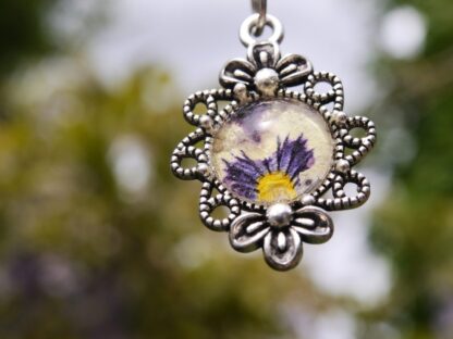 Veilchen-Anhänger mit 12 mm Glascabochon – florales Design mit echter Blüte, silberfarbene Fassung (30 × 20 mm) – Bild 4