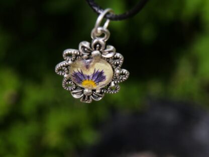 Veilchen-Anhänger mit 12 mm Glascabochon – florales Design mit echter Blüte, silberfarbene Fassung (30 × 20 mm) – Bild 3