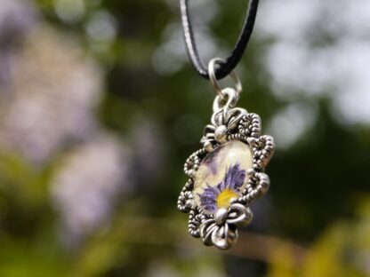 Veilchen-Anhänger mit 12 mm Glascabochon – florales Design mit echter Blüte, silberfarbene Fassung (30 × 20 mm) – Bild 2
