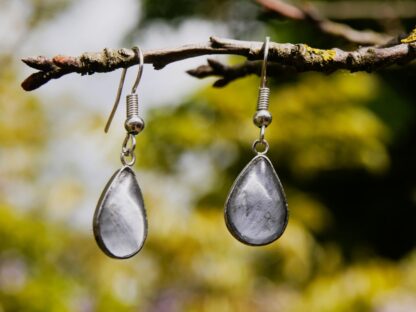 Edelstahl-Ohrringe mit Tropfen-Cabochons & echter Hortensienblüte – handgefertigter Naturschmuck in Blau-Grau – Bild 2