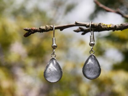 Edelstahl-Ohrringe mit Tropfen-Cabochons & echter Hortensienblüte – handgefertigter Naturschmuck in Blau-Grau – Bild 3